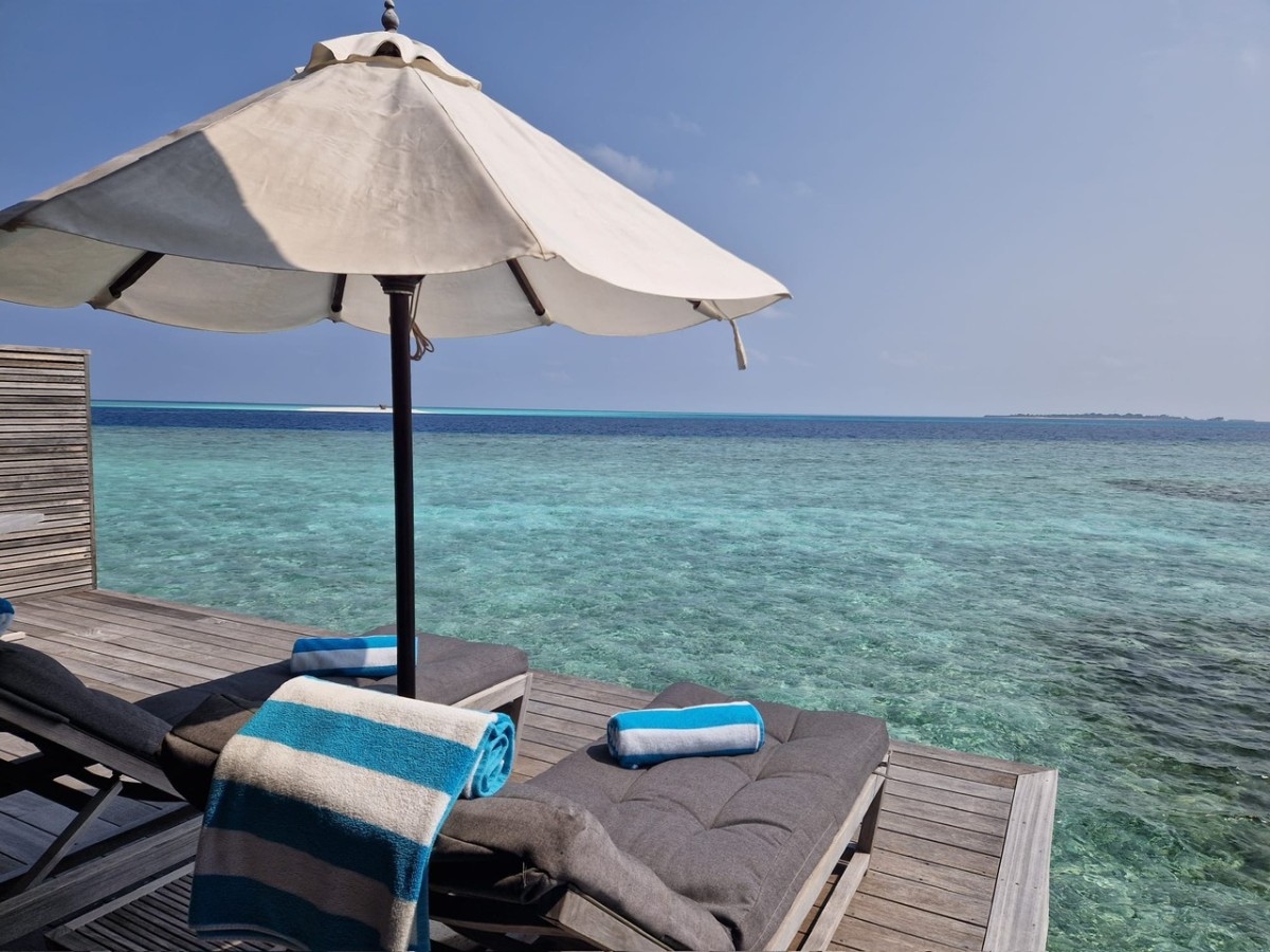 Liebestühle über blauem Meer.jpg