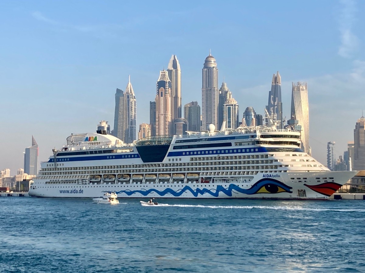 Dubai mit Aida und Skyline.jpg