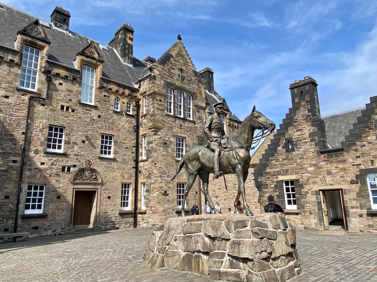 Edinburgh Castle.jpg