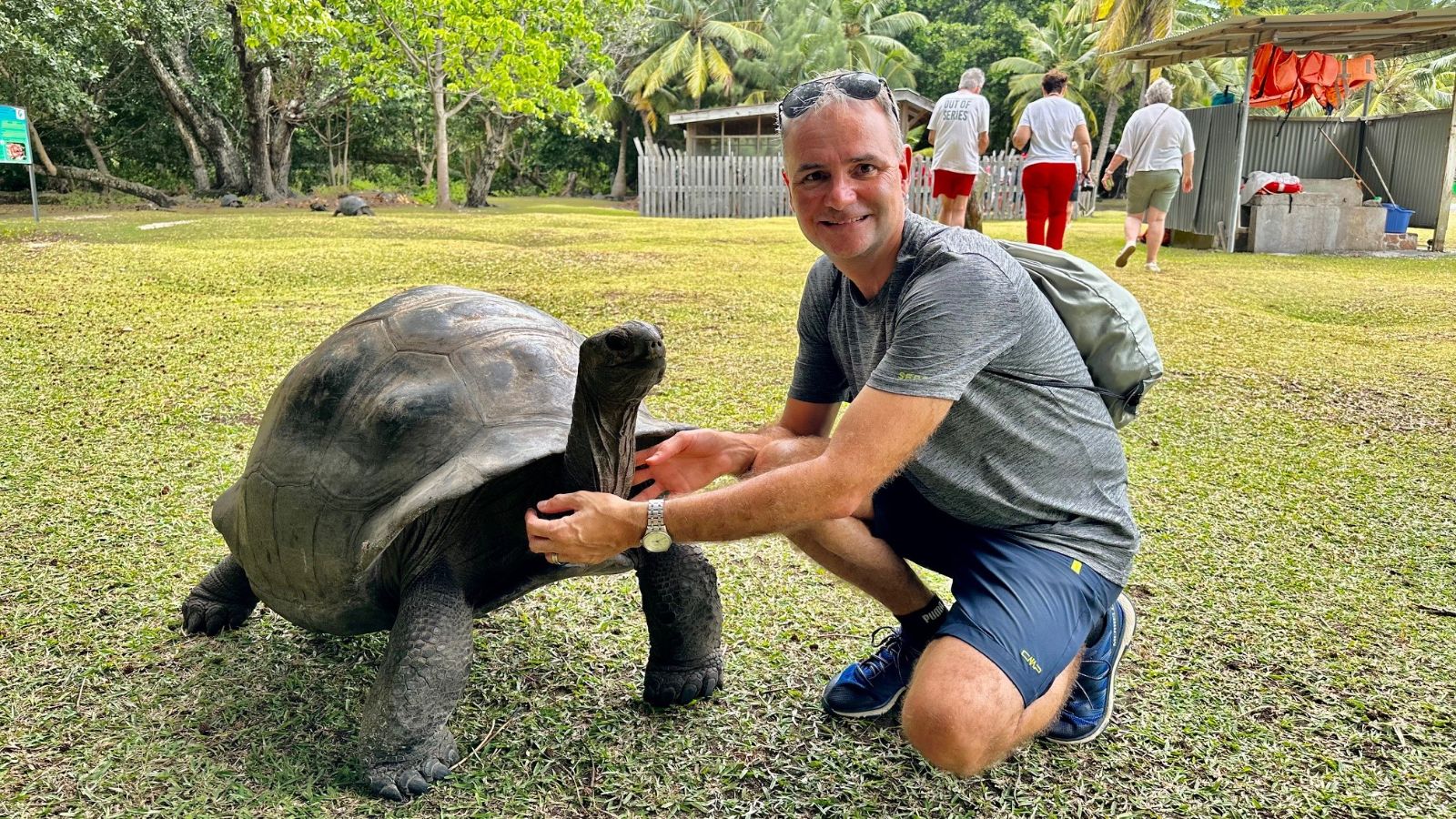 MHE mit Schildkröte Seychellen.jpg