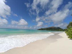 Strand Cote d'Or gegen L'Archipel Seychellen.jpg