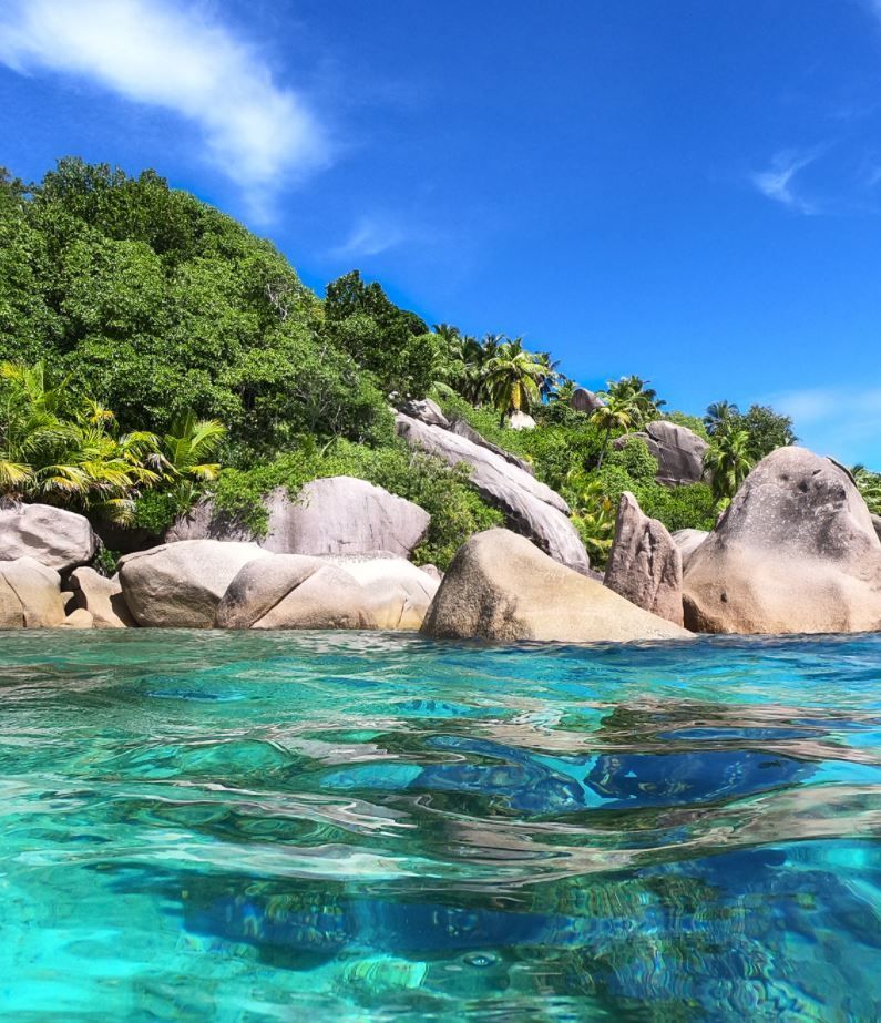 seychellen-meer und felsen.JPG