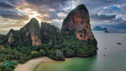 Thailand Strand und Felsen.jpg